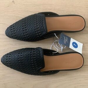 Universal Thread black shoe slide size 7